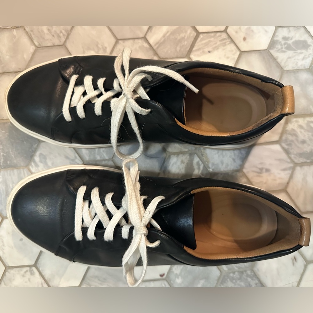 Gently used Clarks lace-up Un Maui women’s sneakers - black white and tan 7.5 - Picture 3 of 9